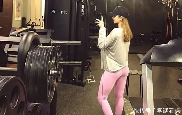 紧身裤|街拍:丰满性感的紧身打底裤美女,绽放出美女不一样的魅力!