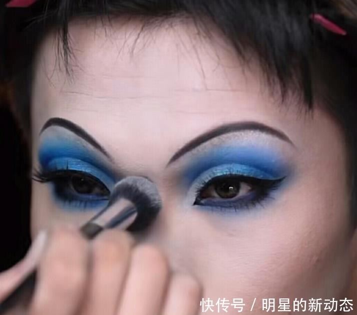 大哥|素颜大哥仿妆红皇后,开始皮肤还挺不错,看到最后是吃多了吗