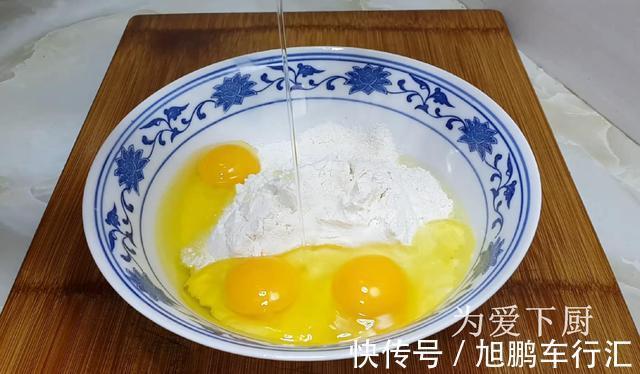 保鲜膜|面粉别炸油条了,锅里炒一炒,个个焦脆又香甜,一口一个真过瘾