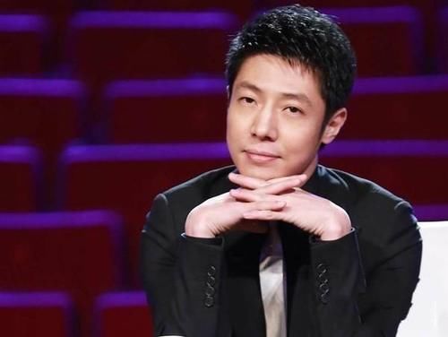 身体|撒贝宁做饭被摄像机砸头！痛到身体蜷缩捂头，大笑掩盖疼痛