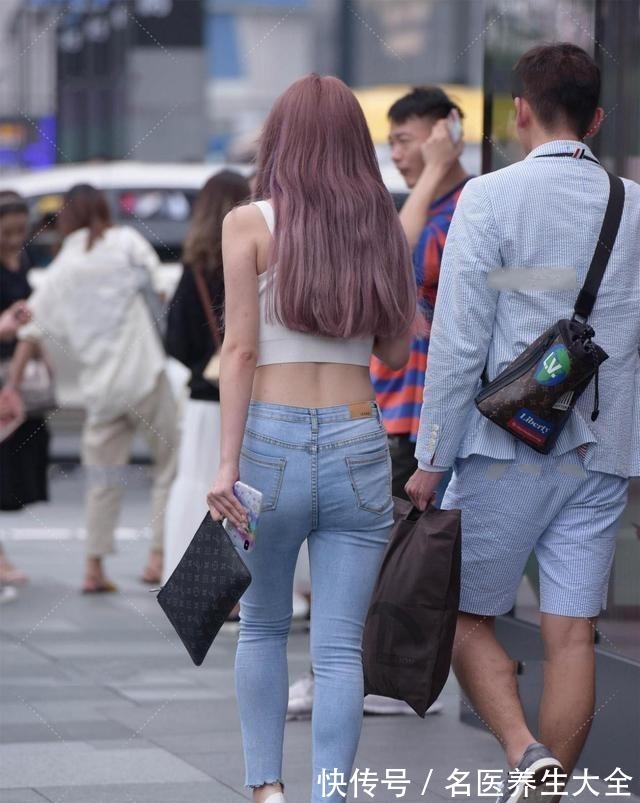 百褶裤 牛仔打底裤搭配性感白色上衣,有良好的垂坠感,凸显身材比例!