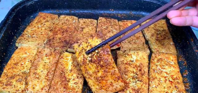 豆腐皮别炒菜吃了,教你好吃做法,我家一周最少吃3次,太解馋了