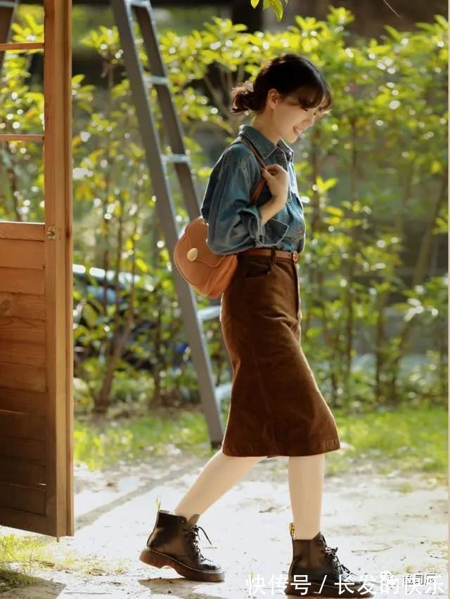 包包 秋冬的复古穿搭指南,身穿衬衫+棕色半身裙,复古高级又时髦!