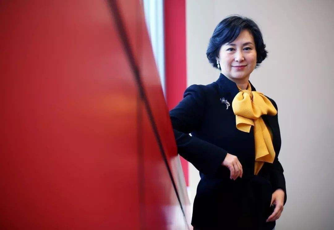 何超琼|58岁何超琼再次艳压群芳,黑色蕾丝裙配飞尾短发,胸针显真名媛