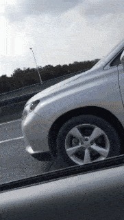 |搞笑GIF:请问 这结构妹子穿高跟鞋该怎么办? 我只想静静的呆在下面