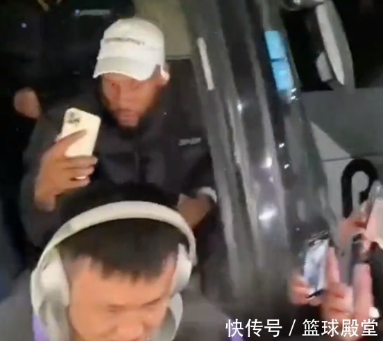 训练课|广东第一堂训练课结束,众球迷堵大巴!小胡挤怕了,周鹏无奈笑笑