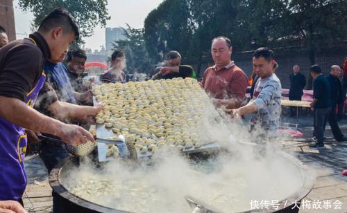 大金链子小烧烤，天天泡在洗浴中心，东北人为何都这么有钱