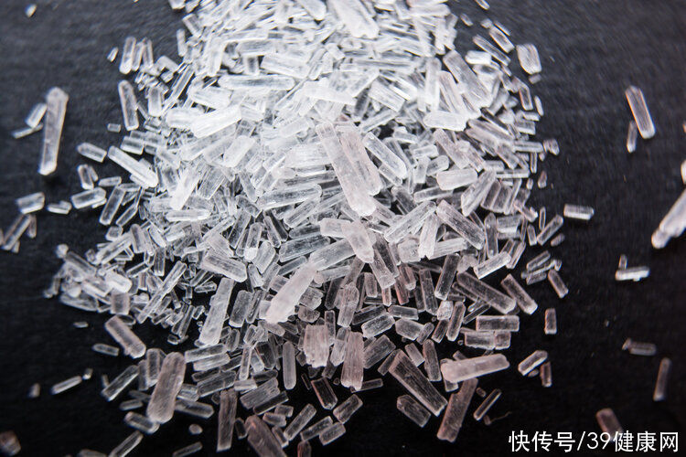 男子|吃味精的人越来越少，味精到底能不能吃？会让人变傻还致癌？