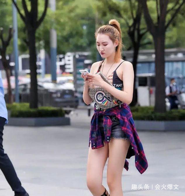 铁环|别总穿小白鞋,尝试一下“铁环鞋”,搭配牛仔裤减龄又好看!