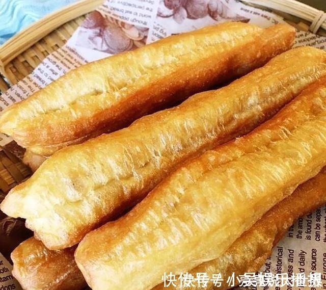 油条店大厨教你炸油条,不放酵母,个个金黄酥脆,凉了也是软乎的
