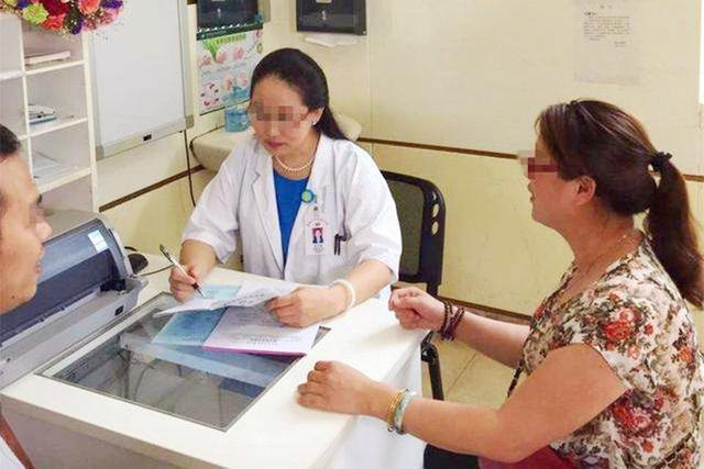 羊水穿刺|准妈妈做“羊水穿刺”现场,老公默默的喊加油,而妈妈已哭成泪人