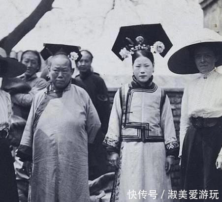 富态|晚清老照片：两个贵族妇女气色欠佳，李鸿章的夫人很富态