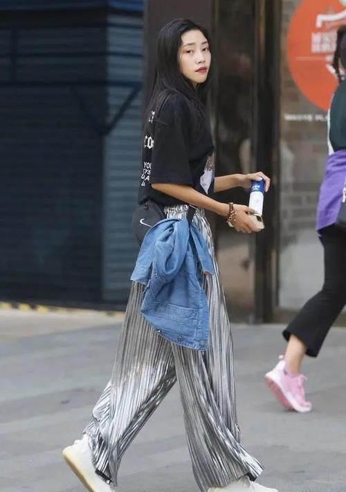 时尚 时尚打底裤搭配黑色上衣,看起来少女,很自然和舒服