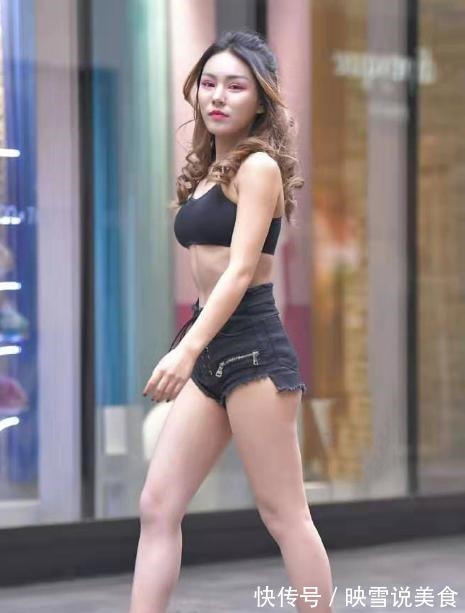 马靠鞍 气质穿搭,短打背心+牛仔短裤,尽显浓浓女人味,清新又俏皮可爱