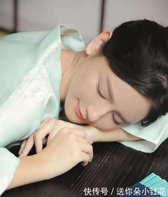 五律!五律:莫嫌杨柳早,休怨杏花迟。待到群芳绽,人间遍地诗