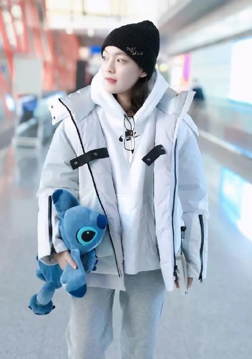 小姐姐|这样巧妙穿卫衣，让你的秋冬搭配，亮眼又有个性