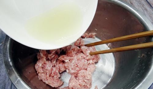 搅拌均匀|给肉馅去腥,放料酒是大忌,饭店大厨都这样做,肉馅鲜香没腥味