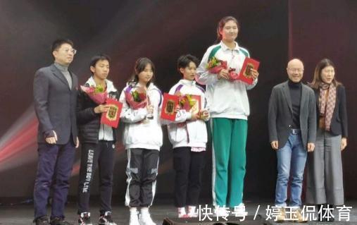 姚明|中国女篮迎来巨无霸新星!预测身高2米30,十年内可再现姚明时代