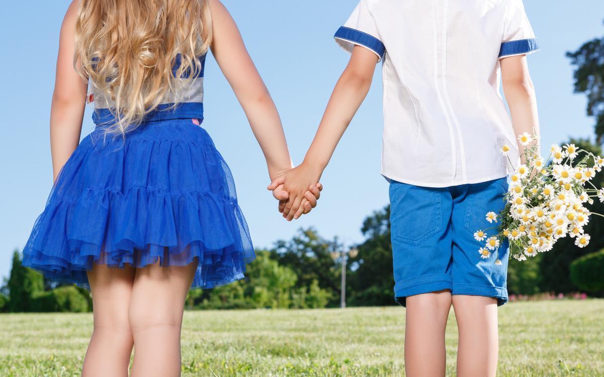 小女孩|14岁女孩的“爱情观”作文走红,连老师都点赞,网友:我不配恋爱