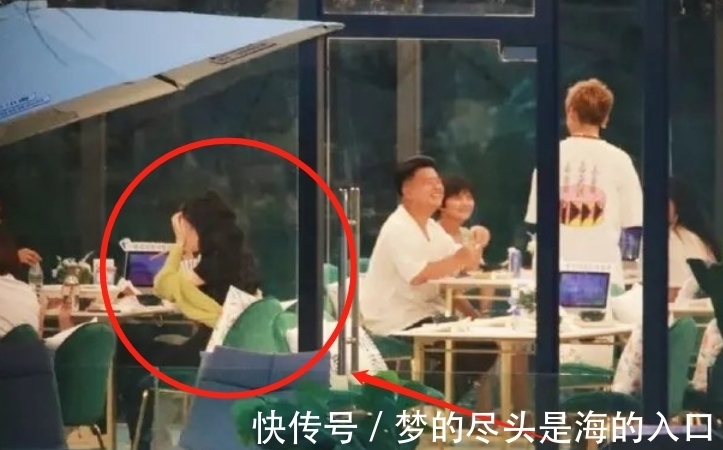 披肩|赵丽颖约姐妹做客《中餐厅5》，颖宝毛衣毛拖，造型是认真的吗？