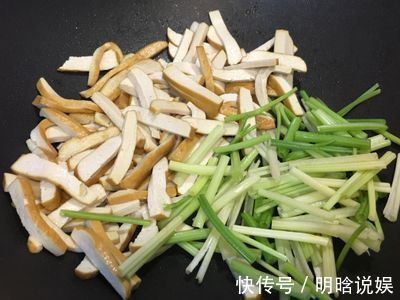 芹菜|芹菜和香干这是怎么炒的这么香辣好吃又下饭
