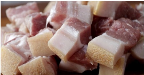  这样烧红烧肉好吃，小火慢炖是窍门，吃起来肥而不腻，入口即化