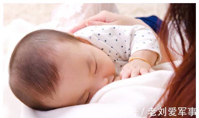 醒来|给宝宝喂夜奶,4种危险的动作你还在做吗?别坑娃也坑了自己