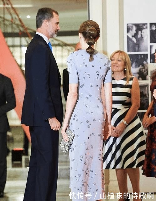 王后|西班牙王后一袭吊带紧身裙尽显“纸片腰”, 配迷人小卷发魅力爆棚!