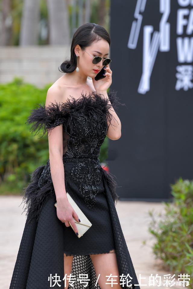 衬托|黑色连衣裙,搭配一字带凉鞋,衬托身材还有气质