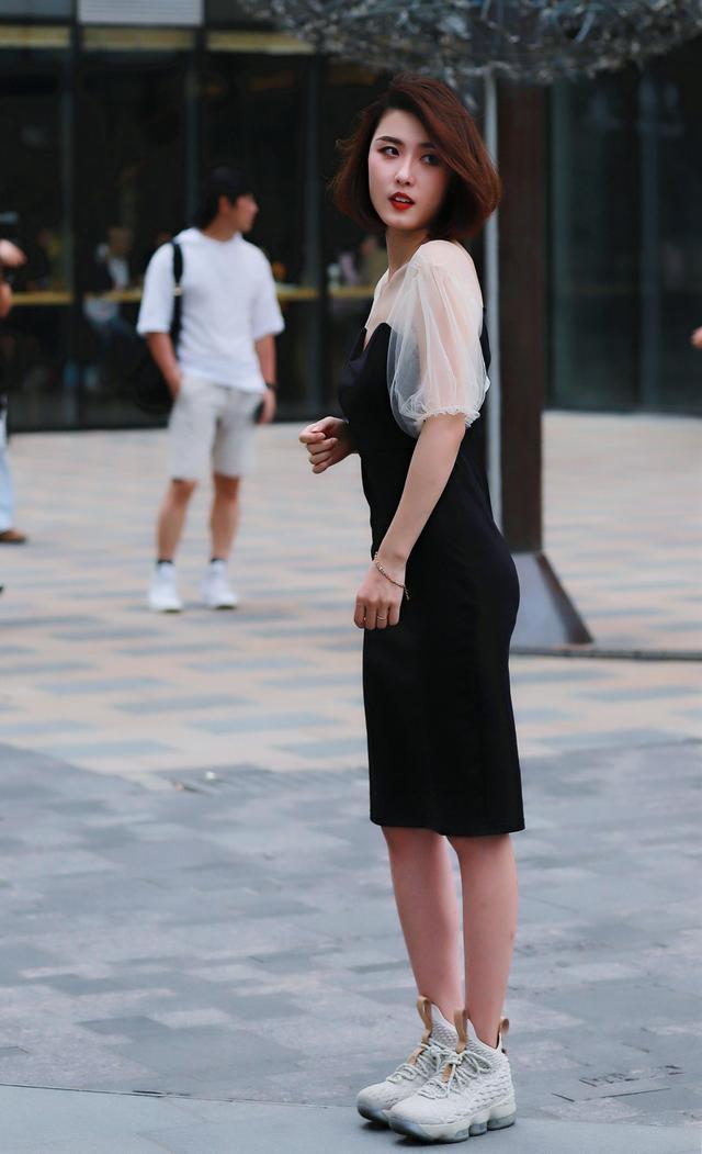 街拍:身穿白色上衣配短裙美少女,肌肤如玉,