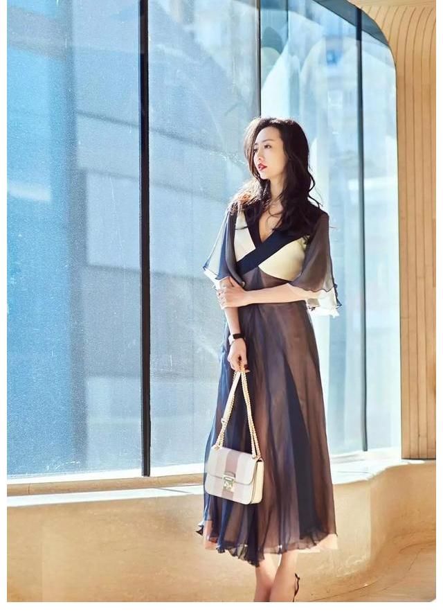 高跟凉鞋|美女一字带的高跟凉鞋，凸显出一种女神般的气息