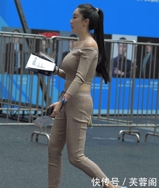 穿搭|美丽女神小姐姐,穿搭了一身漂亮的套装,展现的非常美丽漂亮