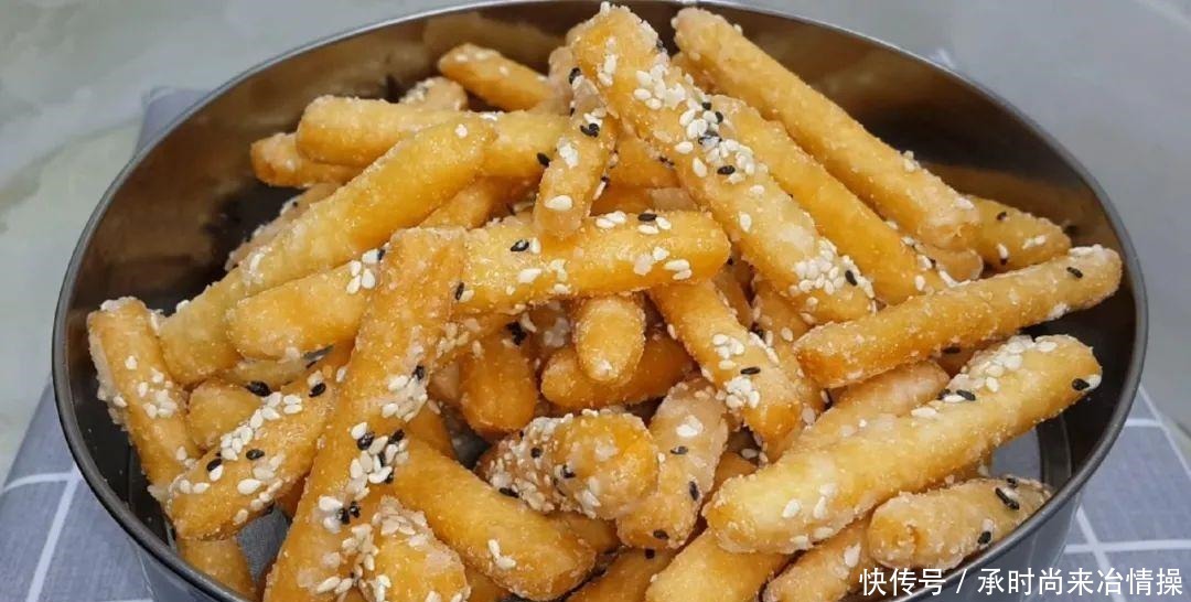 小油条|糯米粉这样做才好吃,开水一烫,个个焦脆又香酥,比麻花油条好吃