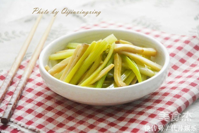 医生不会告诉你，它是强碱性食物，补血防脱发，上年纪的人要多吃