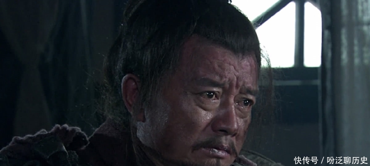 枭雄|第一个称帝的三国枭雄，众叛亲离被曹操派人截杀，死前吐血斗余