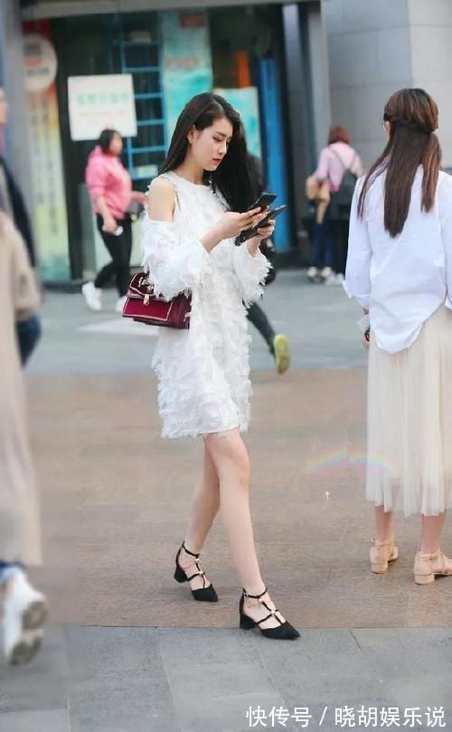 轻熟|美女脚上搭配一双尖头的高跟鞋，让她看上去既轻熟又充满着魅力