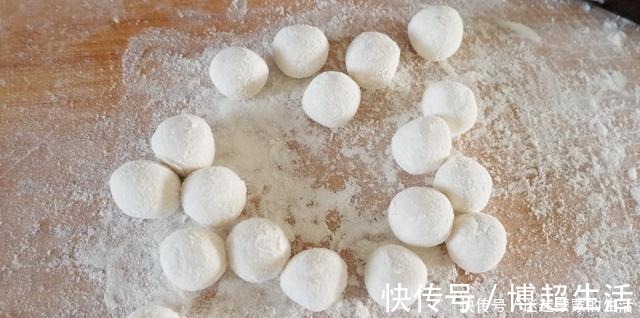 特殊时期学会这样做饺子皮，想吃饺子就不用出门去买了
