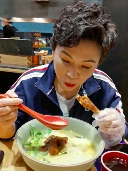 世界冠军|世界冠军邓亚萍晚餐吃太多,吃饭的碗比盆还大,网友够我吃两天