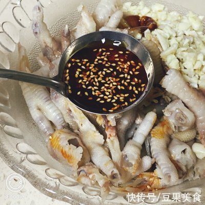 网红名吃酸辣鸡爪，看剧必备还超级简单