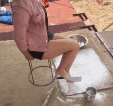 |搞笑GIF:这是哪一路公交车,司机这么漂亮,我也要去坐