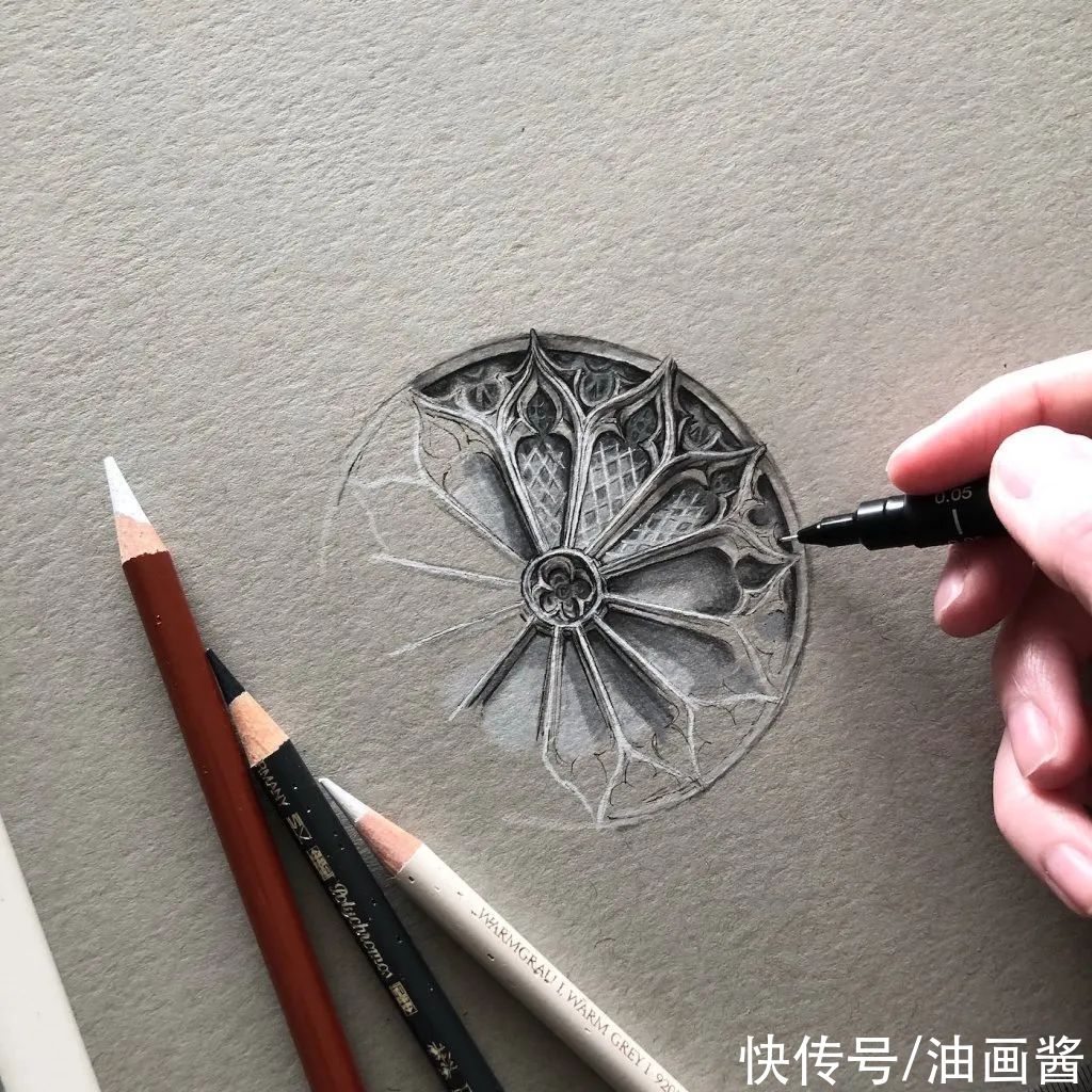 素描@英国女孩手绘哥特式建筑，复杂精致的素描令人吃惊，质感绝了
