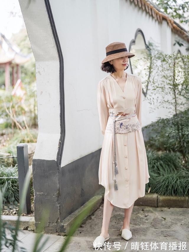 优雅 中年女性穿裙子怎么搭才好看?教你几招避开雷区,优雅时髦又减龄