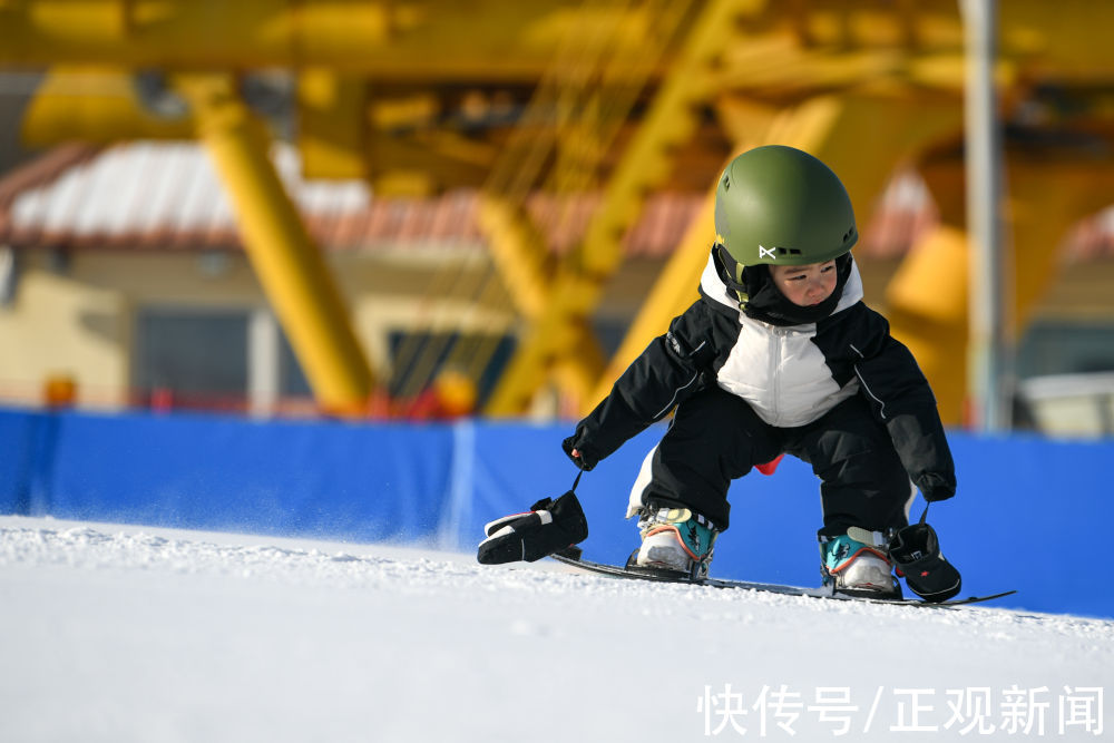 雪上萌娃“飞行记”