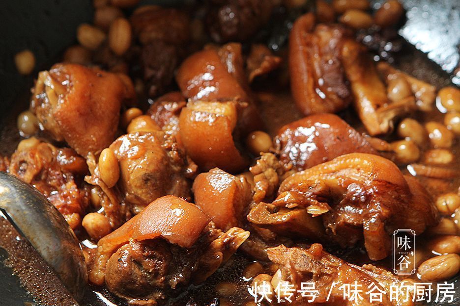 猪身上最美味的部位，和花生一起焖，鲜香营养，女人下饭男人下酒
