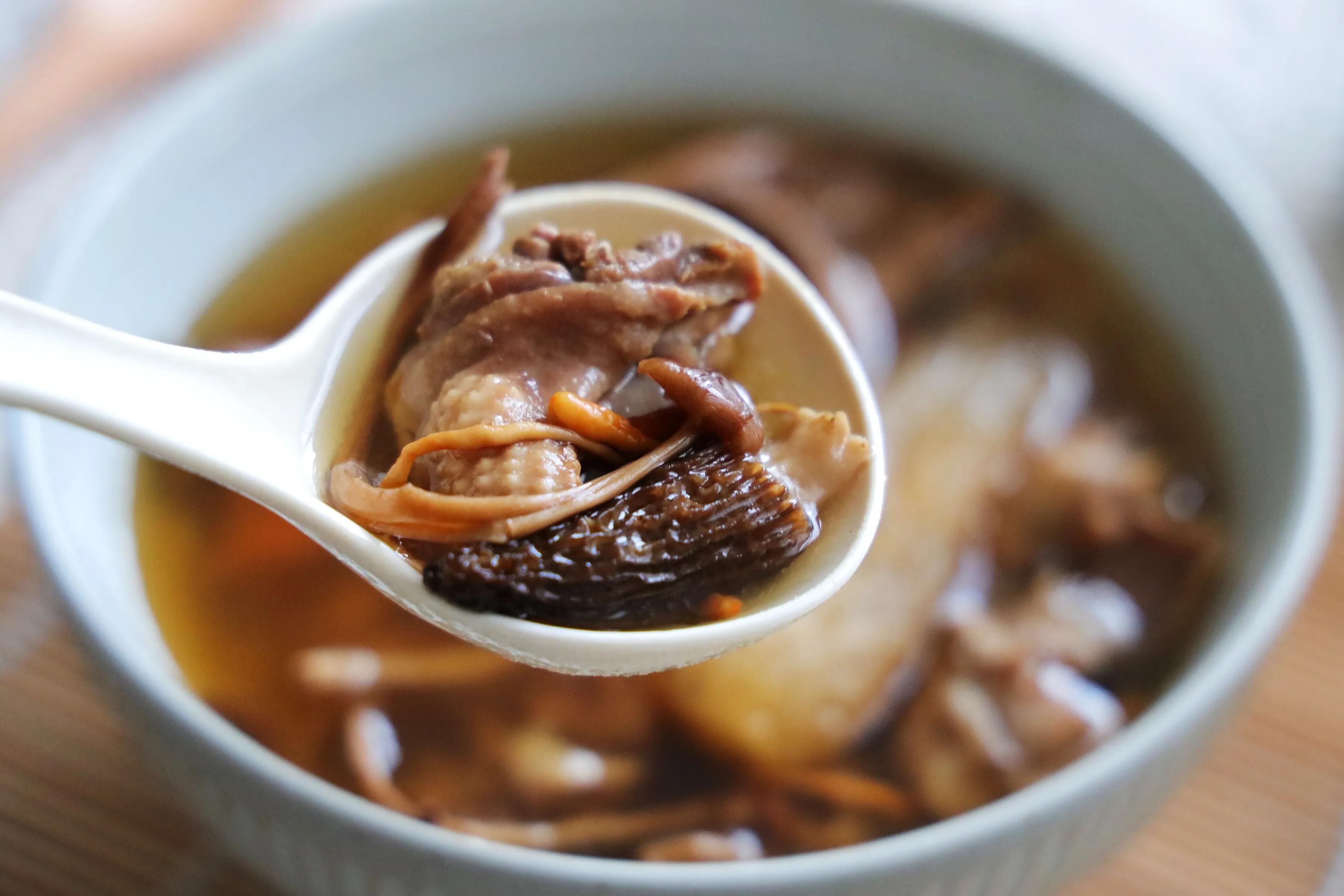 菌菇|秋天天气干燥,这汤水要多喝,营养丰富,每次一锅不够喝,特鲜美