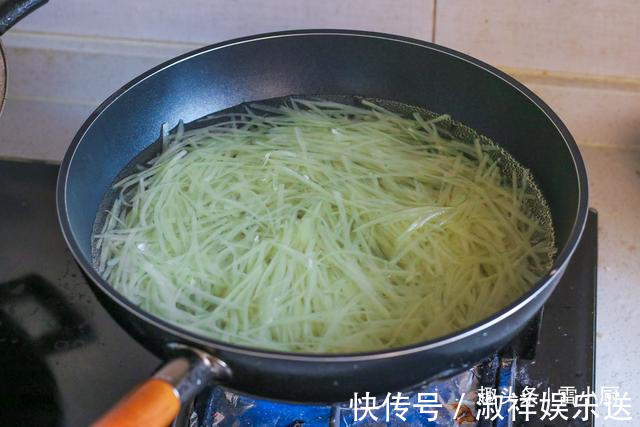 凉拌土豆丝,直接焯水就错了,记住这3点,土豆丝清脆爽口不发黑
