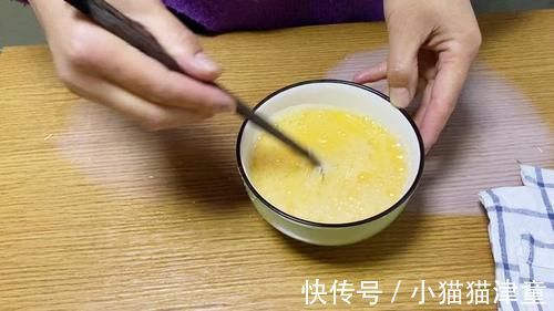 口感|蒸鸡蛋羹切记直接上锅蒸,大厨教你一招,口感嫩得像豆腐,无蜂窝