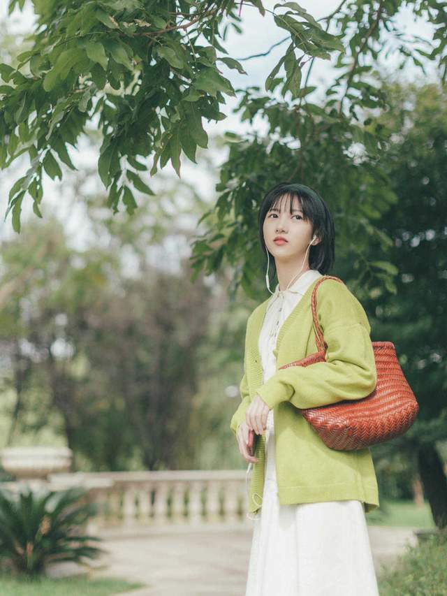 风衣|秋季，女神博主穿搭示范，白衬衫+针织背心搭配牛仔裤，高级洋气