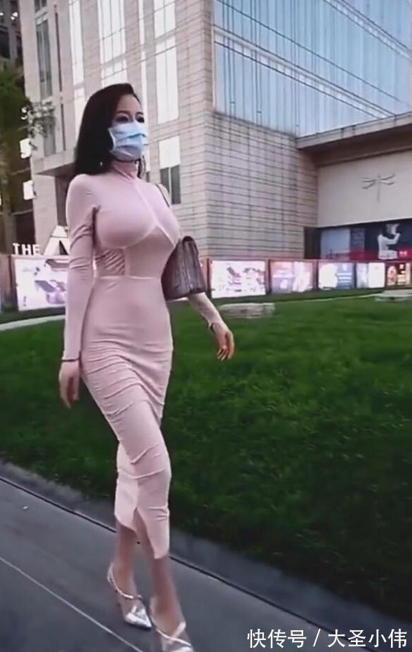 自傲|美女街拍:射手座美女的最喜欢打扮,随意洒脱的高级精致感,好想请她吃顿饭