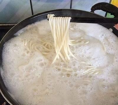 沸水|煮面条时,很多人沸水下锅,难怪煮出来的面条没有口感